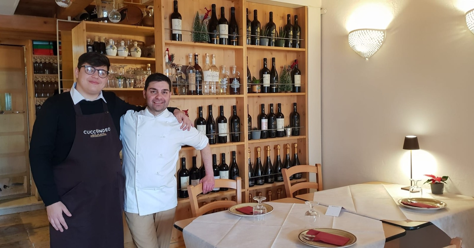 La sala e la piazza — Cuccundeo, Polignano a Mare